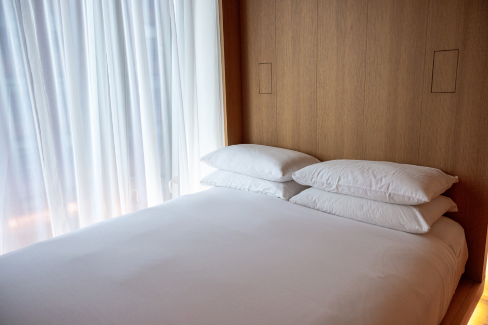 Almohadas blancas con luz de ventana