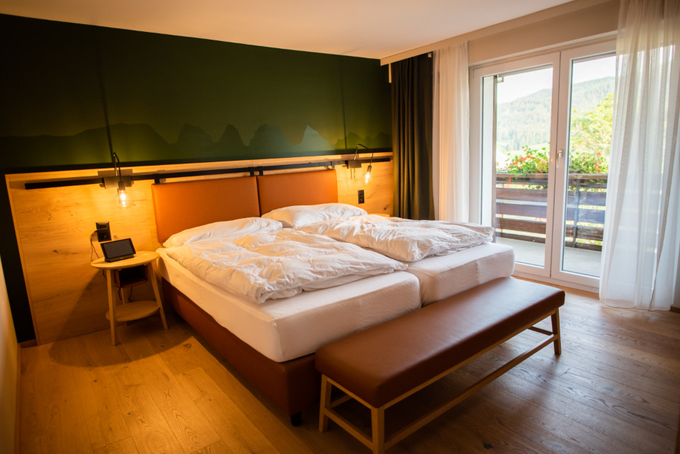Cama junto a la puerta del balcón