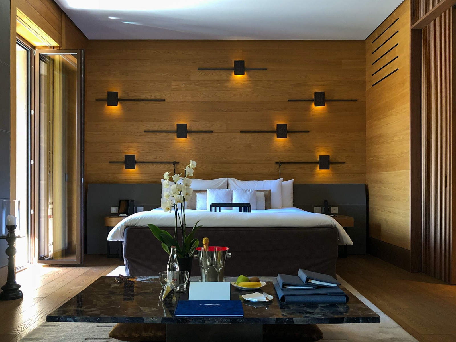 Habitación con luz cálida y pared de madera