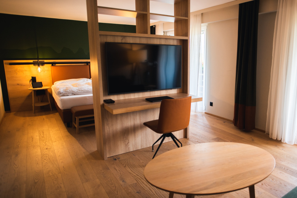 Habitación con detalles de madera y escritorio