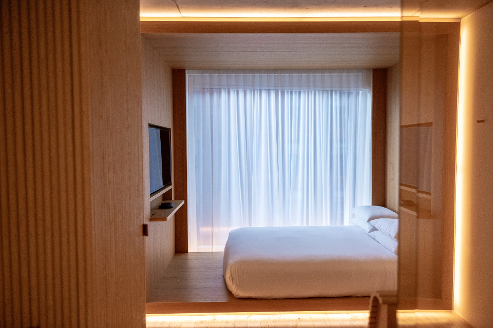 Habitación moderna con cortinas claras