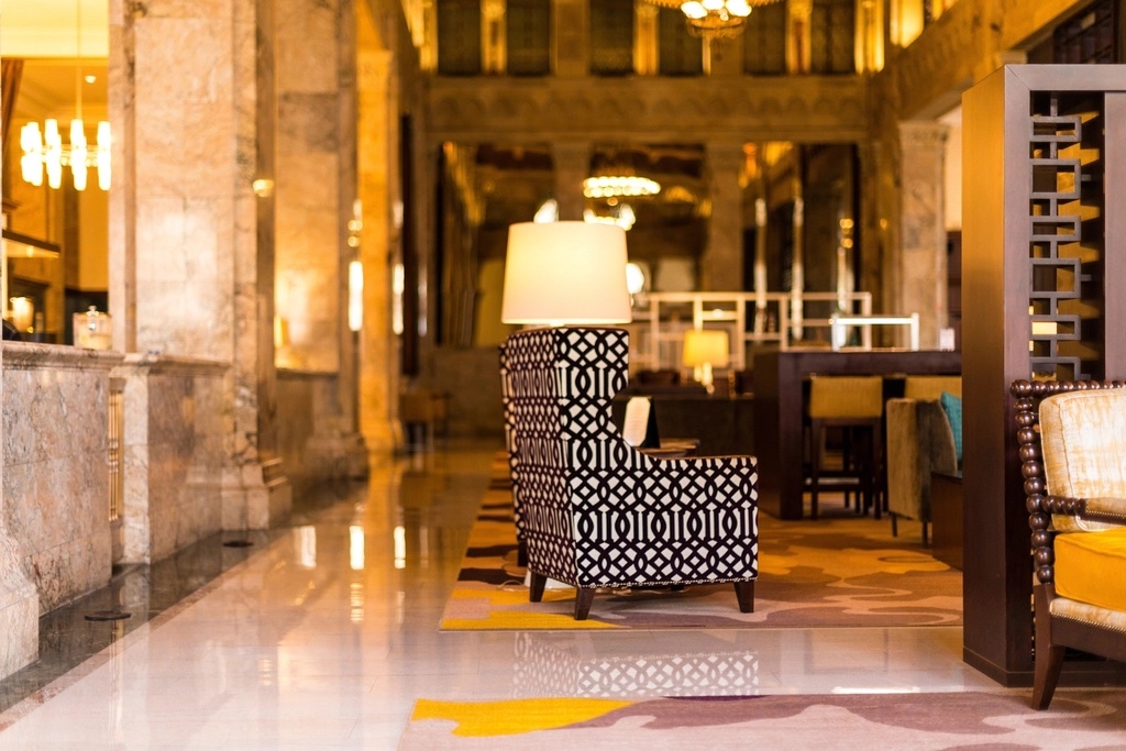 Lobby con sillones y luz cálida